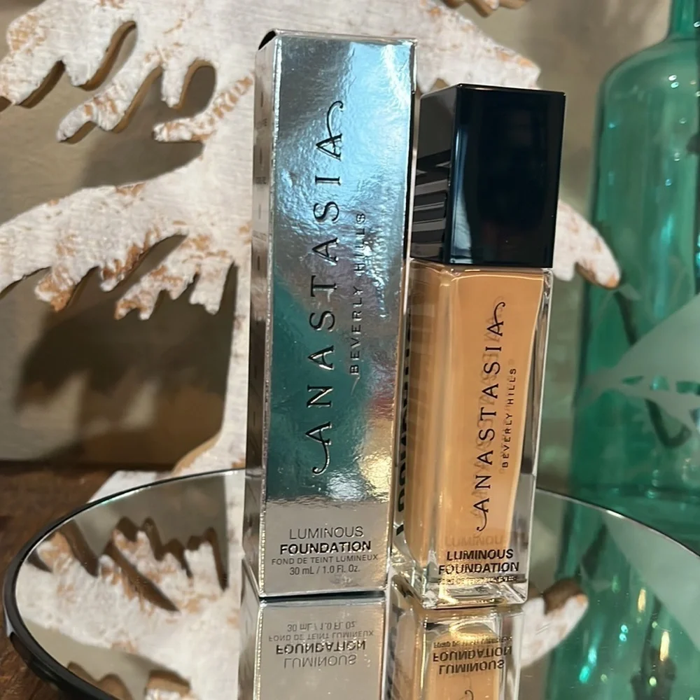 Anastasia Luminous Foundation in shade 365C, new!